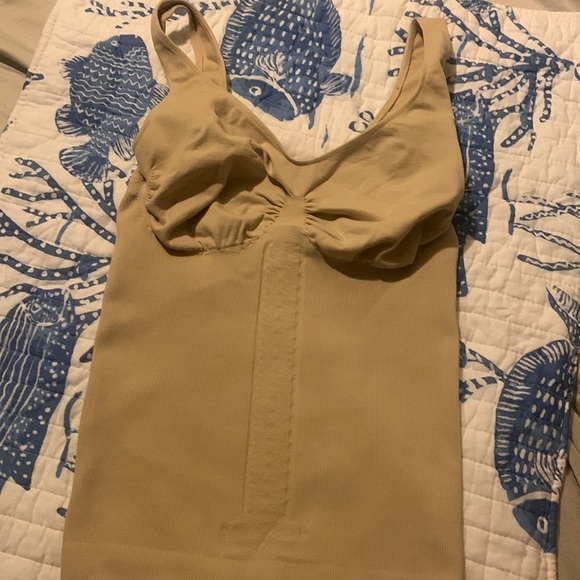 Guess Beige Ribbed Shaper Tank with Built in Cups Smooth Fit soft XS NWOT - Picture 1 of 9